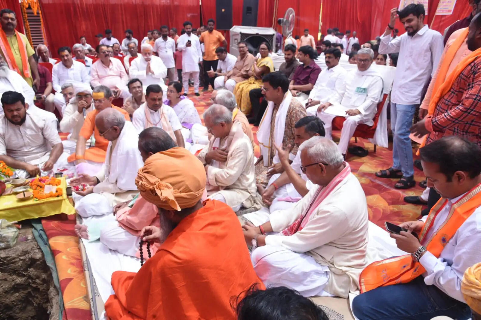 लखनऊ में विहिप के बहुमंजिला कार्यालय का चंपत राय ने किया भूमि पूजन