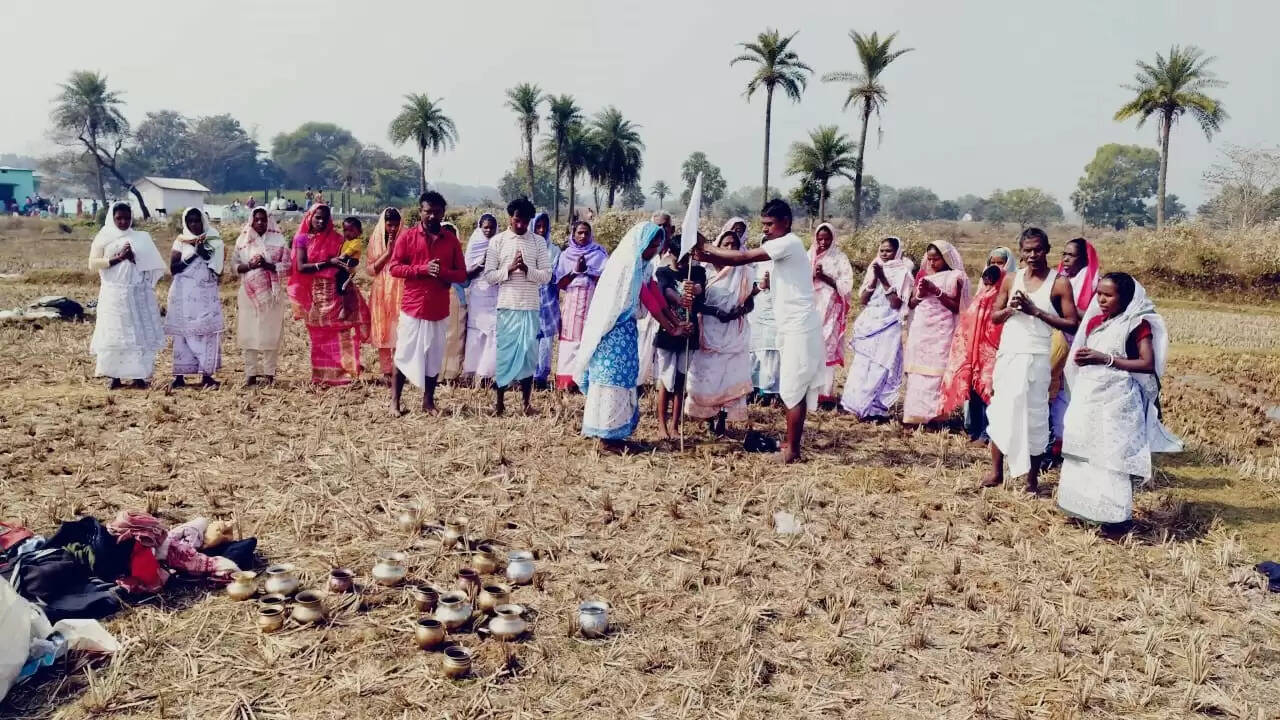 मकर संक्रांति मेला पर तातलोई गर्म जल कुंड में आस्था की डूबकी लगा साफा होड़ समुदाय के लोग करते है विशेष पूजा