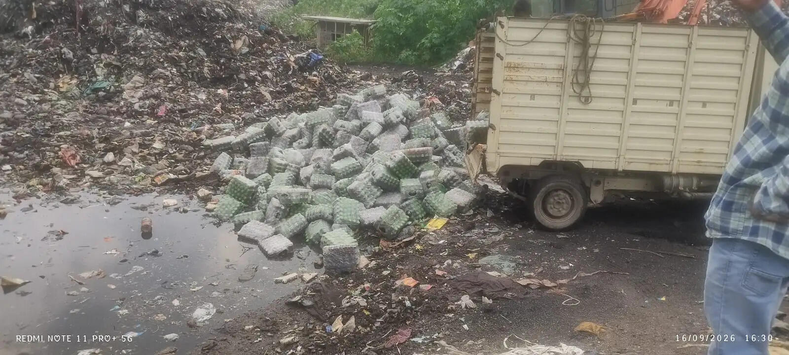 फैमिली मार्ट से जब्त 10 हजार एक्सपायरी कोल्ड ड्रिंक बोटल नष्ट