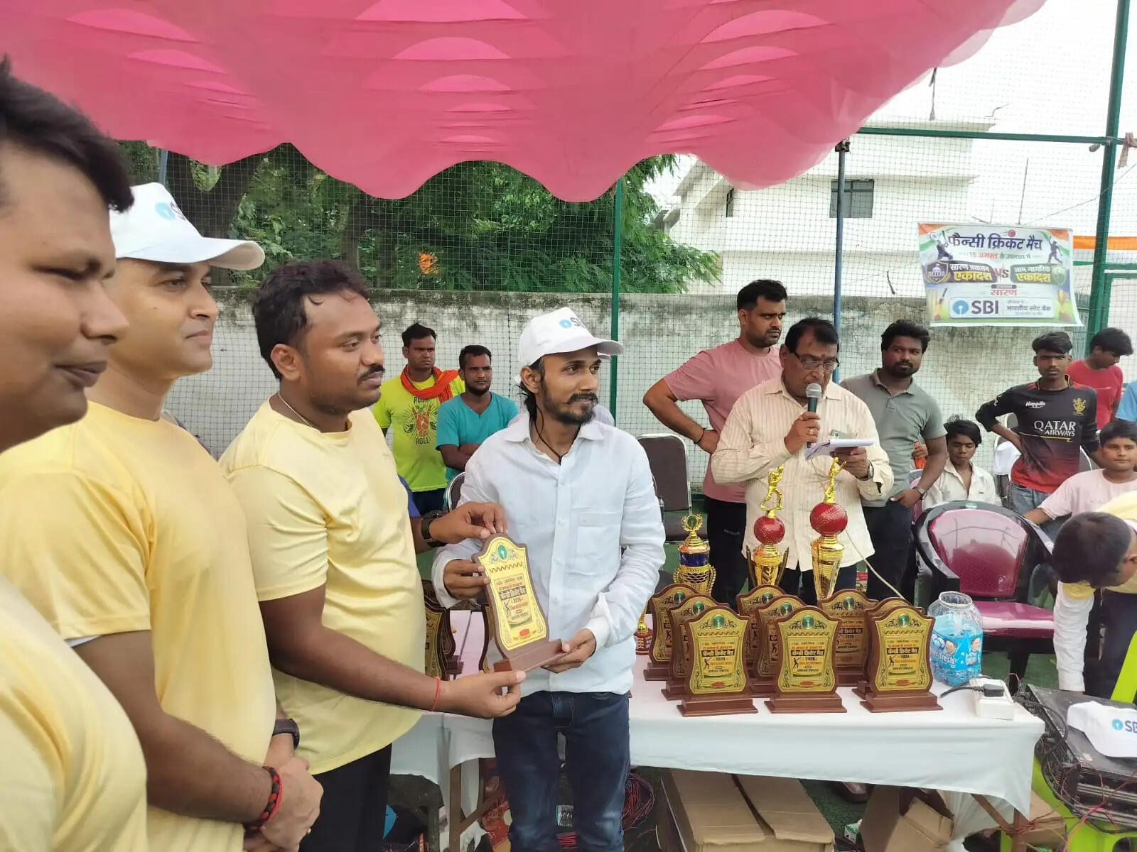 छपरा में स्वतंत्रता दिवस पर प्रशासन बनाम आमजन फैंसी क्रिकेट मैच का हुआ आयोजन