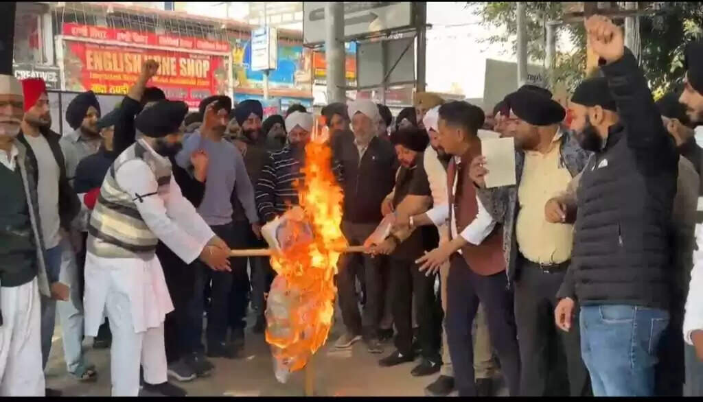 सीख समाज में आक्रोश,हरक सिंह रावत का फूंका पुतला