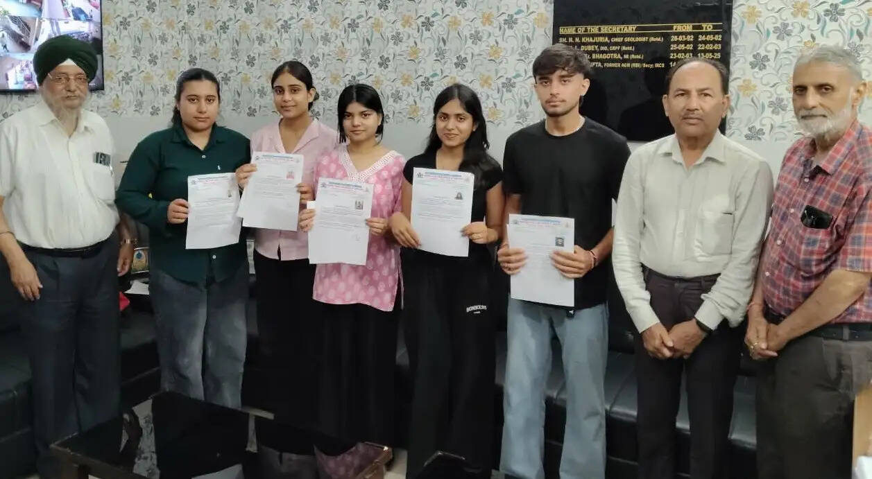 सामाजिक इंटर्नशिप पूरी करने वाले विद्यार्थियों को प्रमाण-पत्र प्रदान
