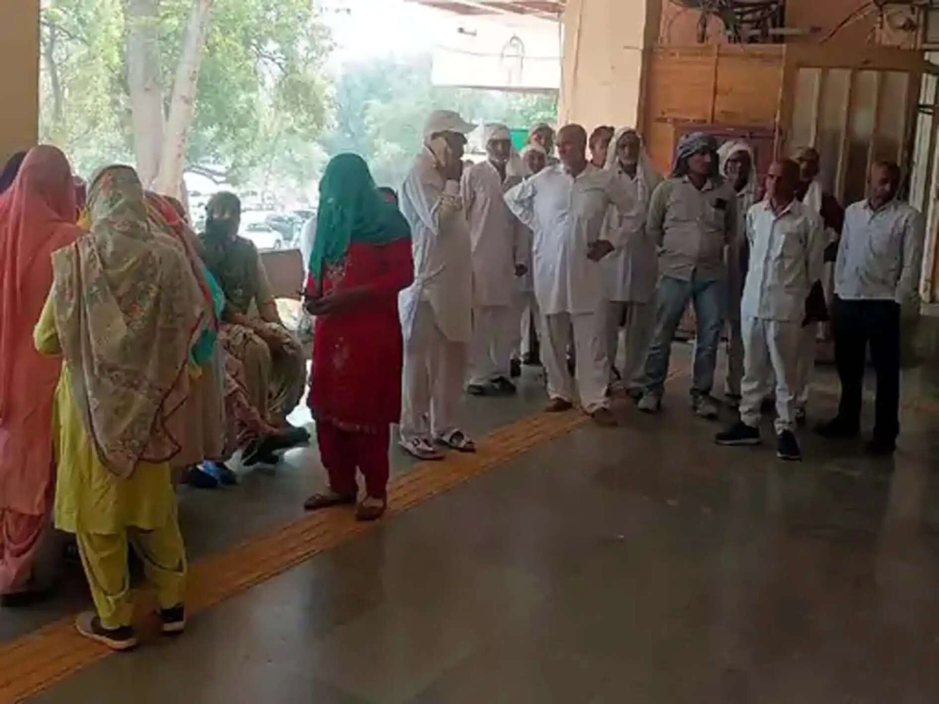 हिसार : पेयजल तंगी से परेशान ग्रामीणों नेे उपायुक्त कार्यालय पर बोला धावा