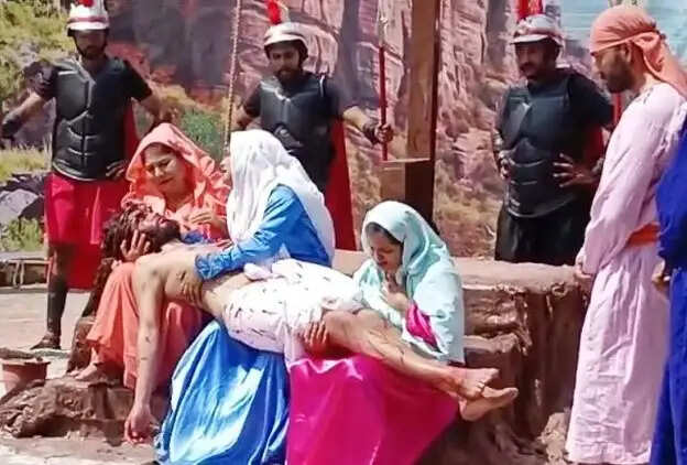 जबलपुर : गुड फ्राइडे पर निकली संजीव क्रूस यात्रा