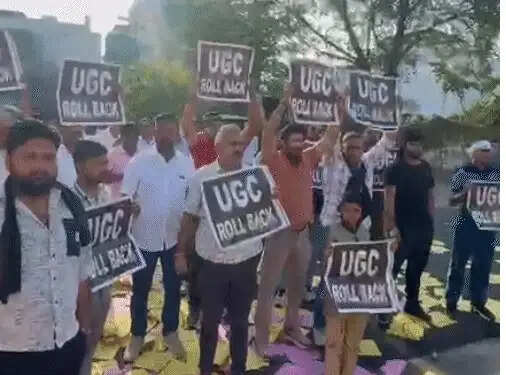 यूजीसी के नियमों के विरोध में करणी सेना ने सांसद आवास के बाहर नारेबाजी कर किया विरोध—प्रदर्शन