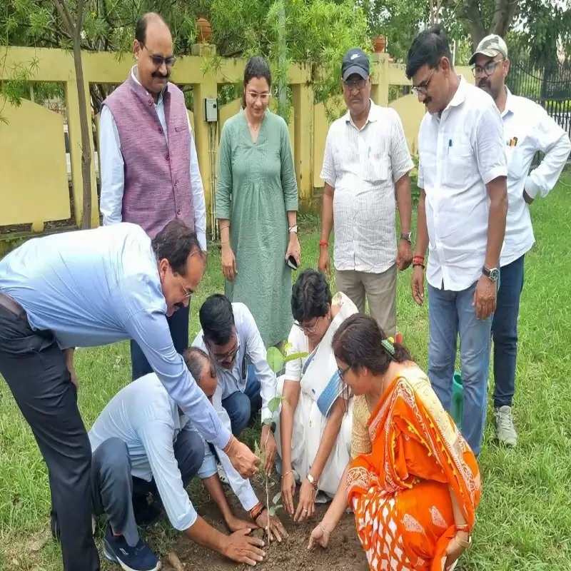 कुलपति ने पौधरोपण कर नए सत्र का किया शुभारंभ