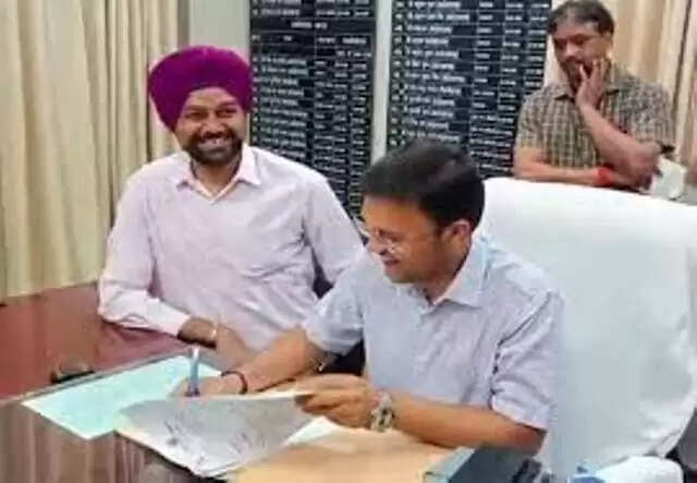नव नियुक्त नगर आयुक्त गौरव ने ग्रहण किया पदभार