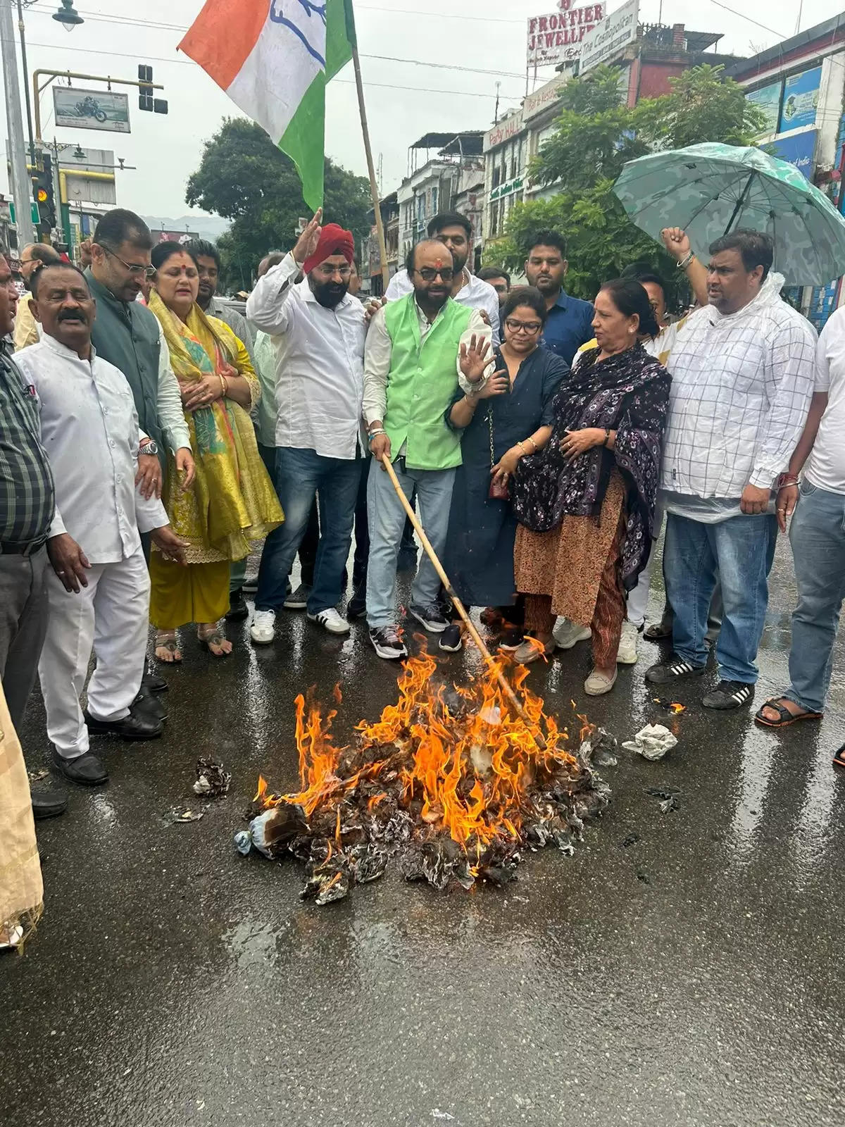 राहुल गांधी के खिलाफ बयानबाजी पर कांग्रेस का विरोध प्रदर्शन, भाजपा सरकार का पुतला फूंका