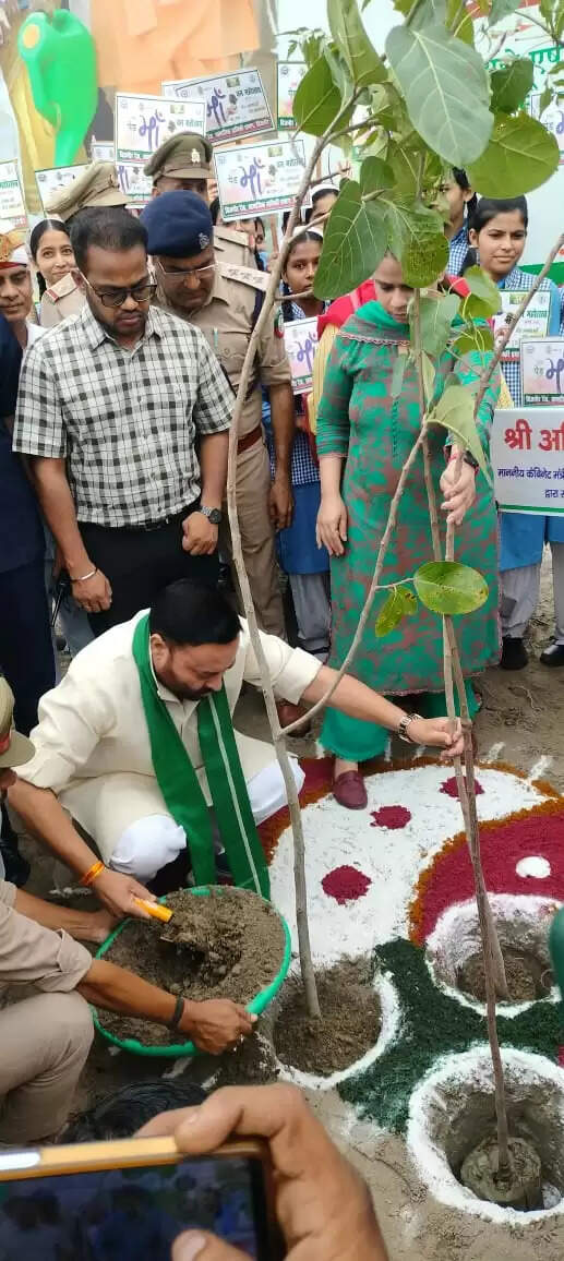 कैबिनेट मंत्री अनिल कुमार के नेतृत्व में हुआ 72 लाख से अधिक पौधरोपण