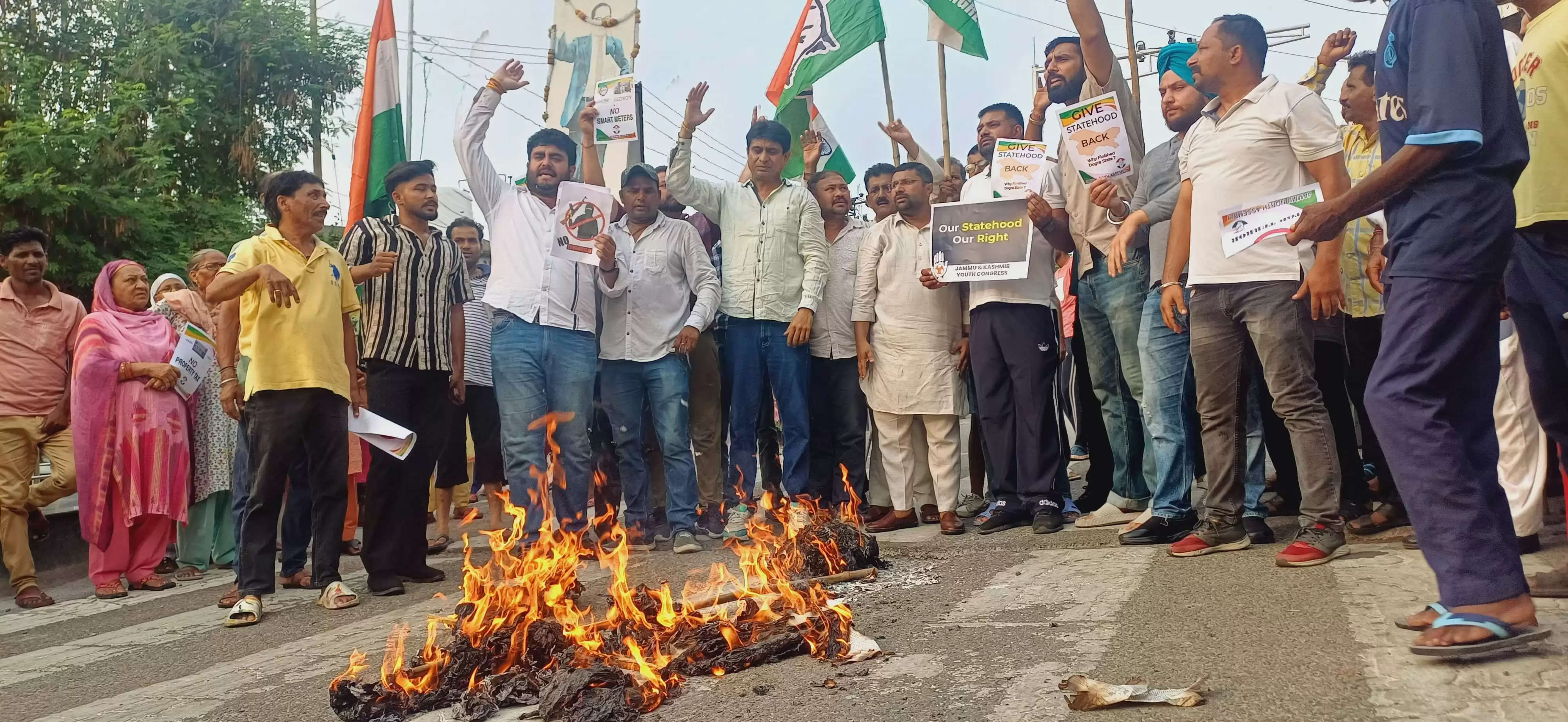 जम्मू क्षेत्र में आतंकवादी हमलों में वृद्धि के खिलाफ कांग्रेस ने किया प्रदर्शन