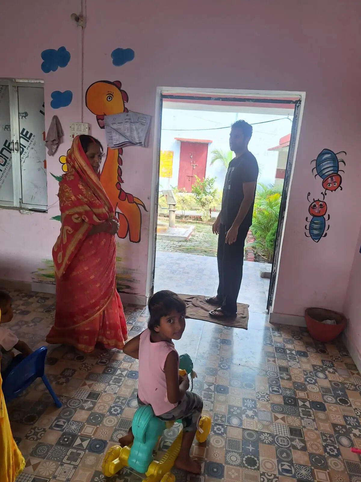 जिलाधिकारी ने उच्च प्राथमिक विद्यालय और आंगनबाड़ी केंद्र का किया औचक निरीक्षण, अनुपस्थित शिक्षामित्र को नोटिस