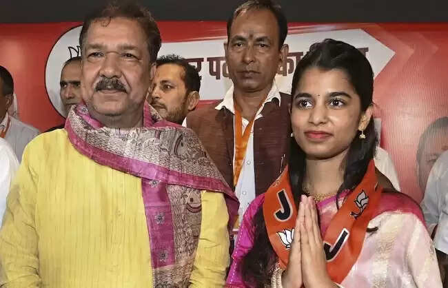 बिहार विधानसभा चुनाव : भाजपा ने मैथिली ठाकुर और आनंद मिश्रा को भी बनाया उम्मीदवार