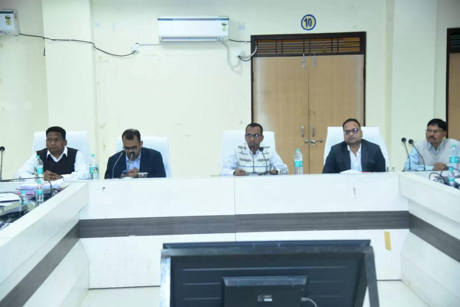 अंबिकापुर: समय-सीमा की बैठक में कलेक्टर सख्त, धान खरीद में लापरवाही पर कार्रवाई के निर्देश