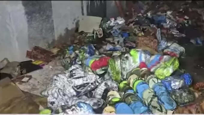 तीन मंजिला चप्पल–जूते के गोदाम में भीषण आग