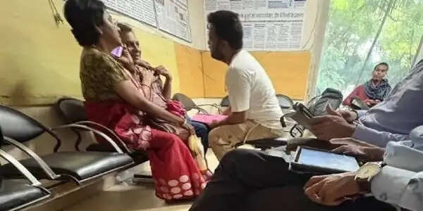 छत्तीसगढ़ लोक सेवा आयोग घोटाले के मामले में आरोपित टामन सोनवानी को व्हीआईपी ट्रीटमेंट देने के मामले में जेल प्रहरी बर्खास्त
