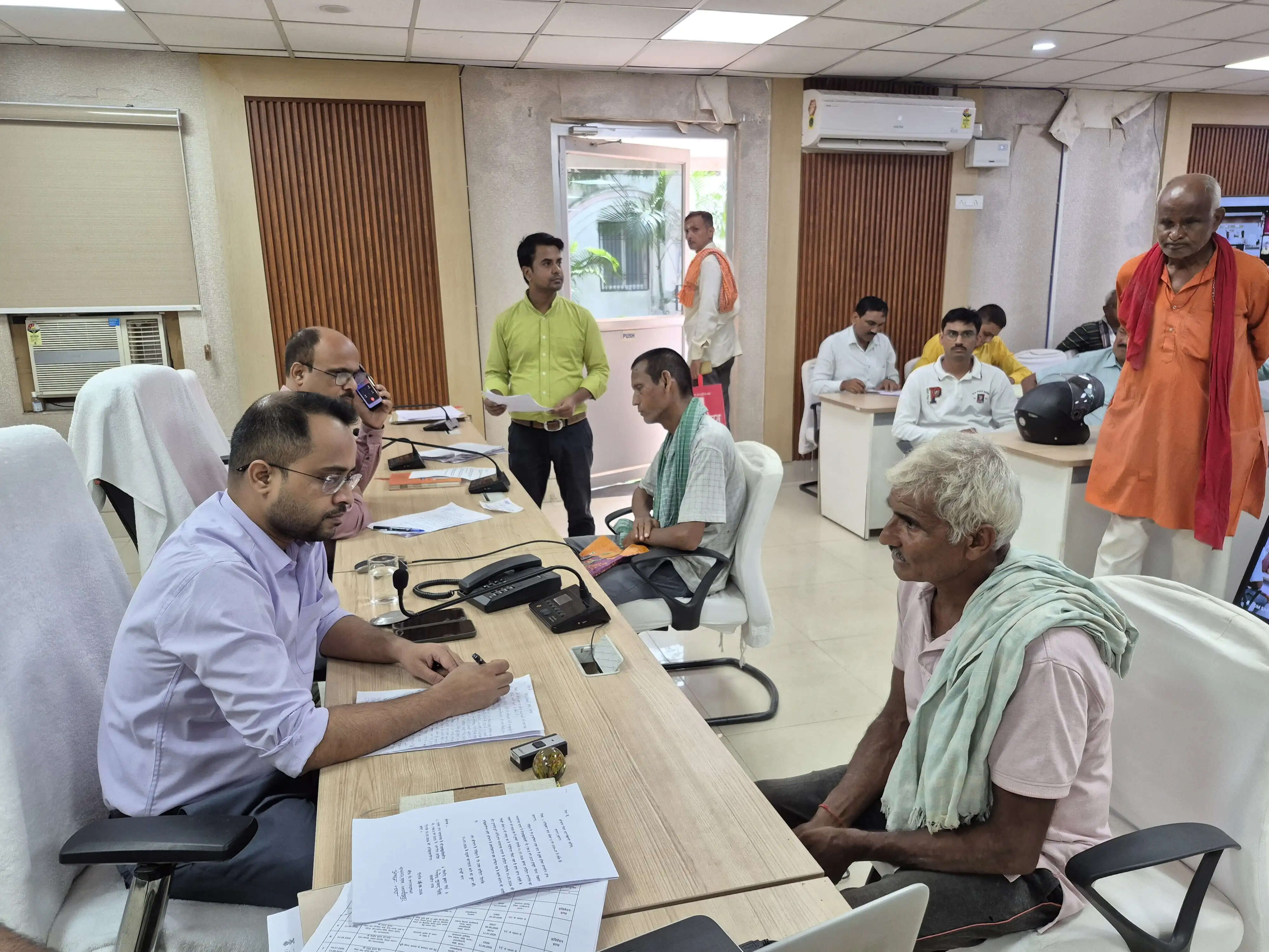 जिलाधिकारी ने जनता दरबार कार्यक्रम में 96 लोगों की समस्याओं को सुन कार्रवाई का दिया निर्देश