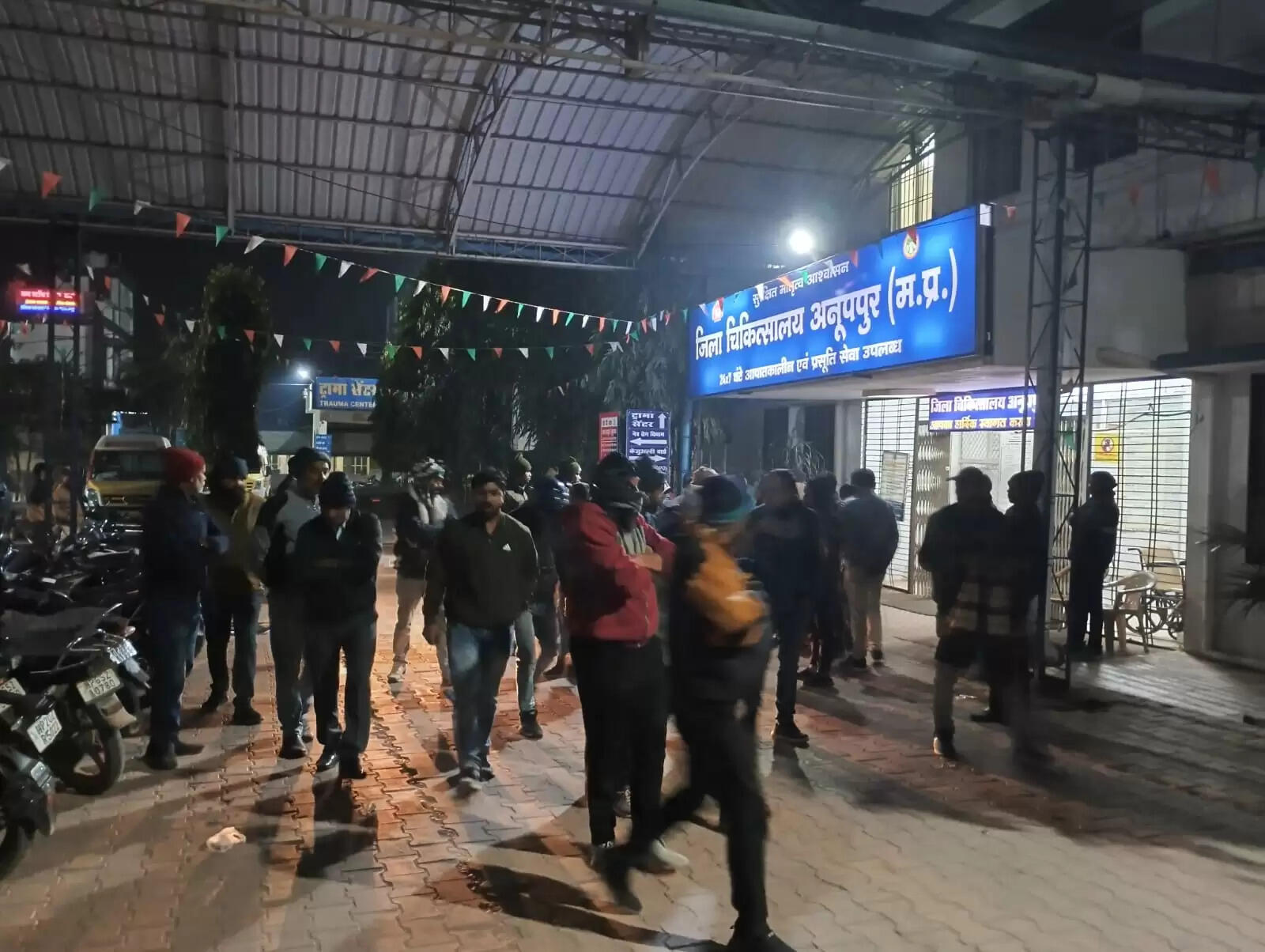 अनूपपुर: मेला से लौट रहा मालवाहक वाहन पेड़ से टकराया, दो की मौत, तीन गंभीर घायल