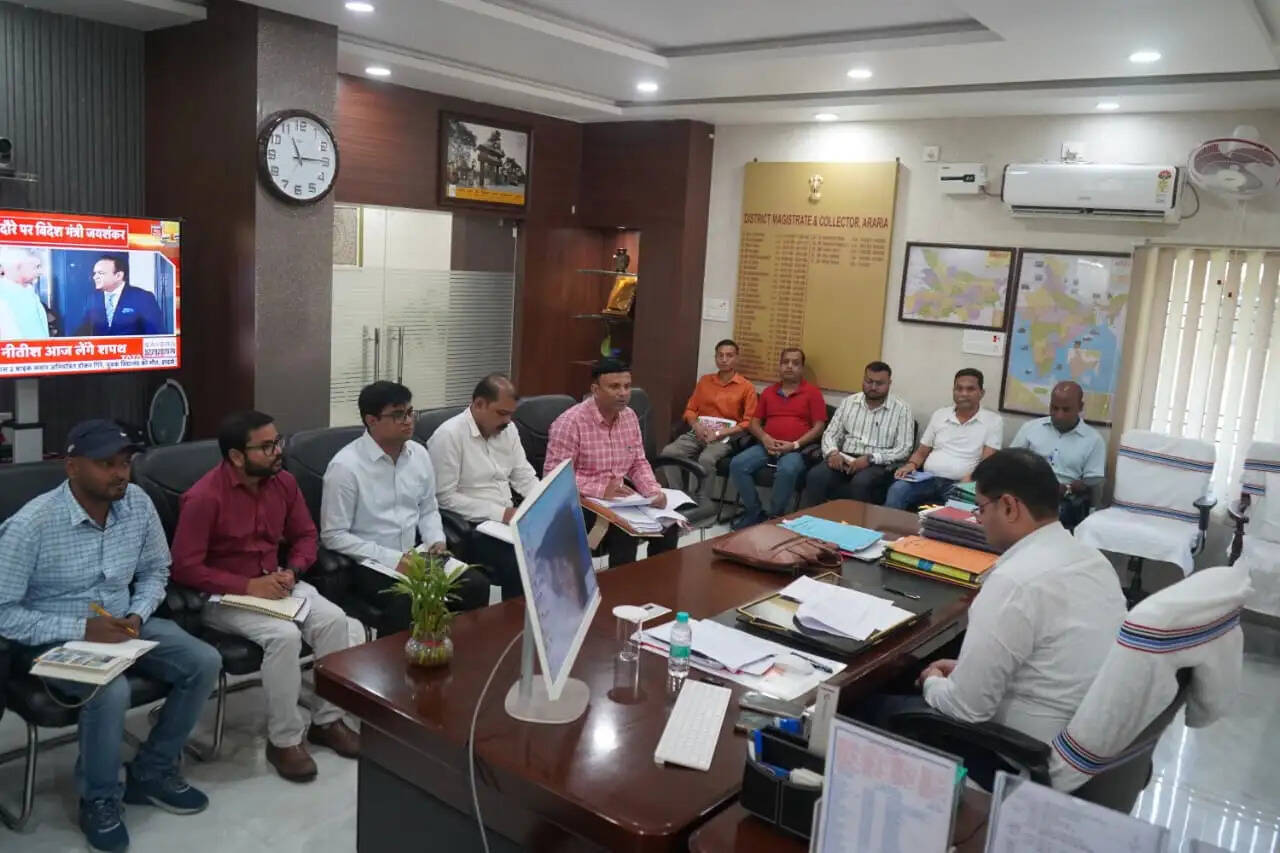 डीएम ने की मुख्यमंत्री ग्रामीण सोलर स्ट्रीट लाइट योजना की समीक्षा