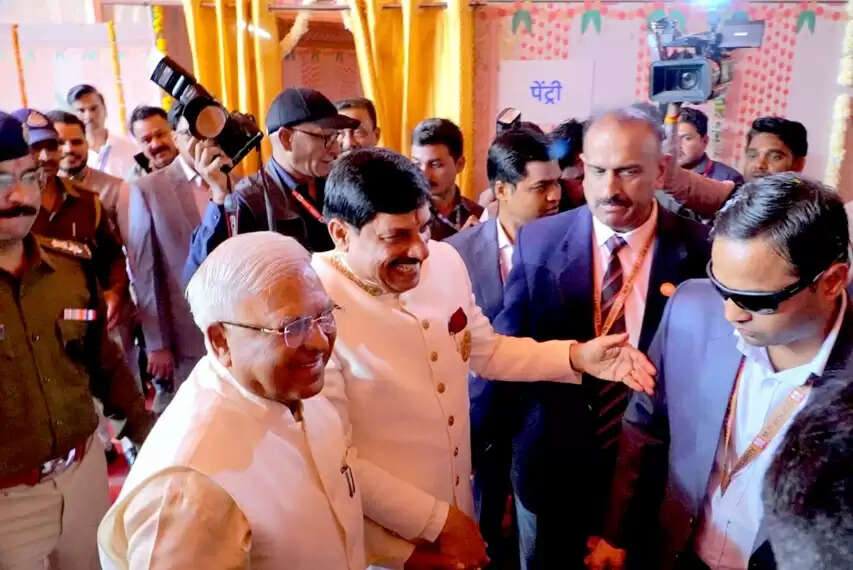 मुख्यमंत्री डॉ. यादव के पुत्र डॉ. अभिमन्यु और डॉ. इशिता सामूहिक विवाह सम्मेलन में परिणय सूत्र में बंधे