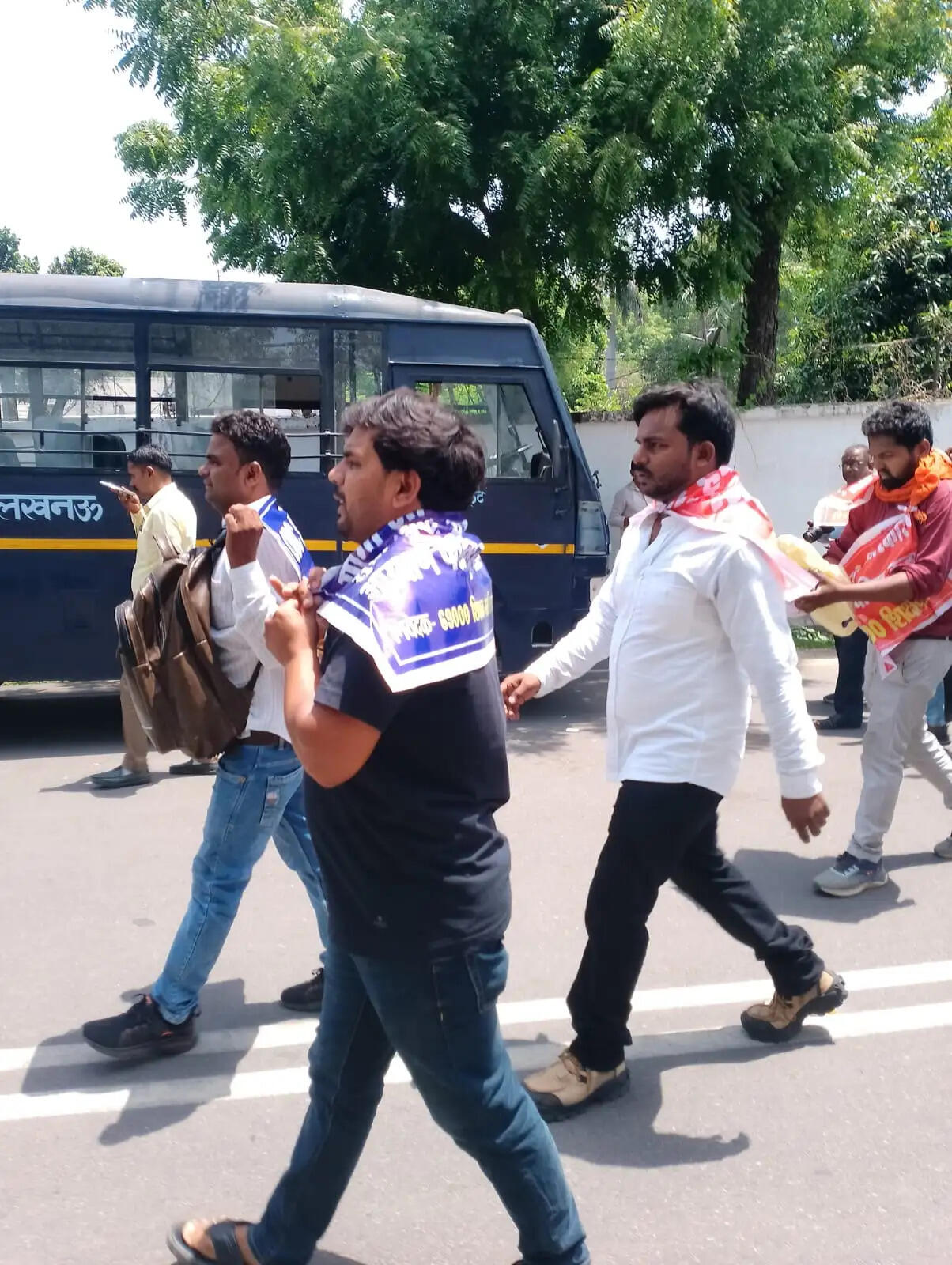 यूपी में 69 हजार शिक्षक भर्ती मामले में अभ्यर्थियों ने बेसिक शिक्षा मंत्री आवास का किया घेराव