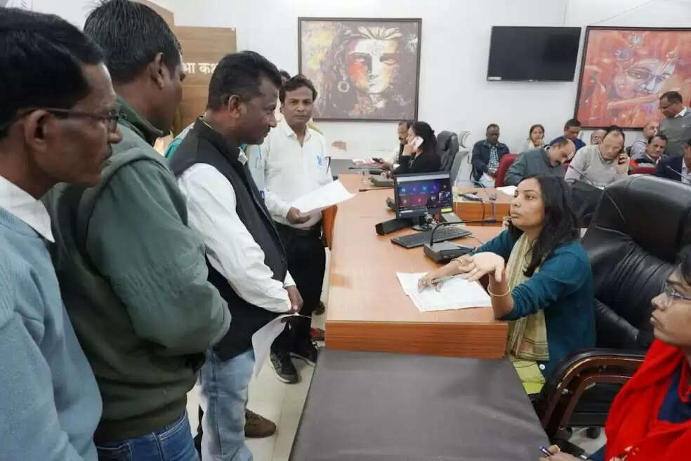 सिवनीः जनसुनवाई में कलेक्टर ने सुनी लोगों की समस्या, 170 आवेदन हुए प्राप्त