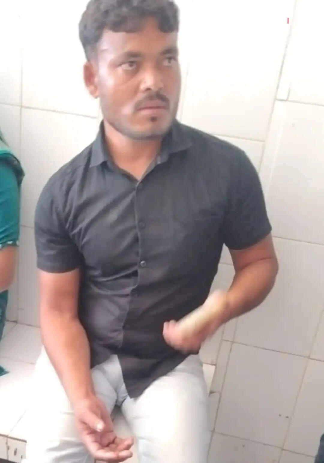 देवरिया में कूड़े के ढेर में लगी आग बनी जानलेवा, बाइक सवार पिता,बेटा और बेटी झुलसे