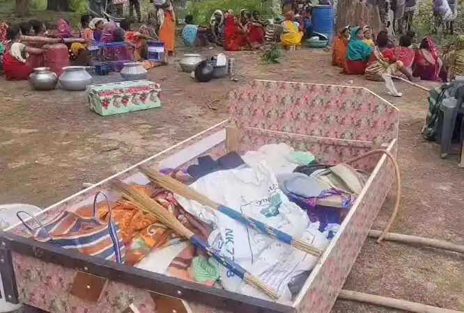 नारायणपुर : ईसाई धर्मांतरित परिवारों को गांव छोड़ने का फरमान जारी, घरों से सामान निकाला बाहर