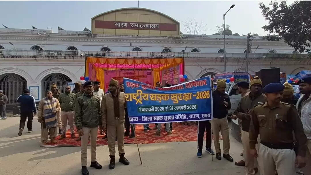 जिलाधिकारी ने हरी झंडी दिखा सड़क सुरक्षा जागरूकता रथ को किया रवाना