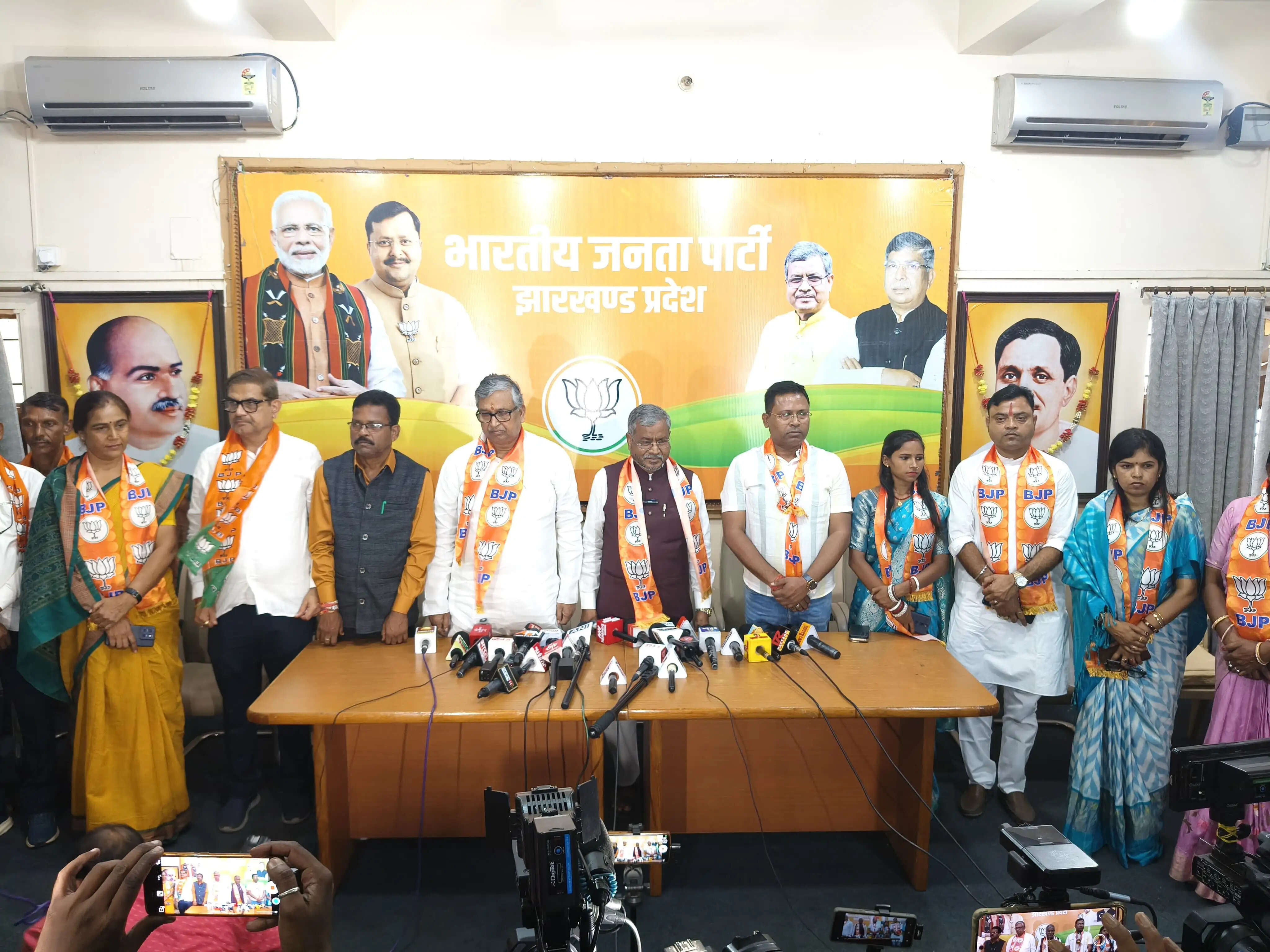 बाबूलाल मरांडी की मौजूदगी में विभिन्न दलों के कई नेता और समाजसेवी भाजपा में हुए शामिल