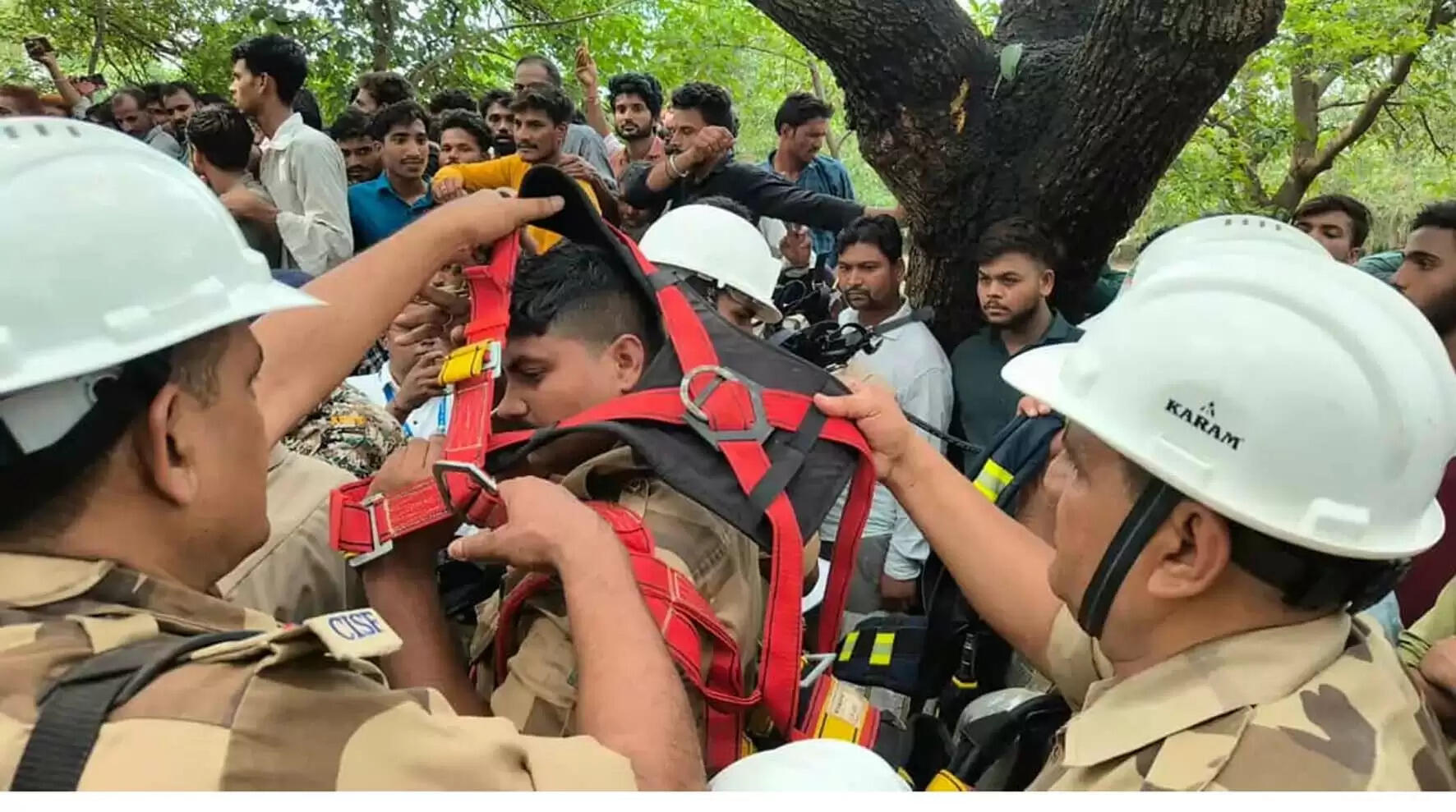 कुएं से गाय का बछड़ा निकालने गए ५ युवकों की जहरीली गैस से मौत, एक सुरक्षित बच निकला