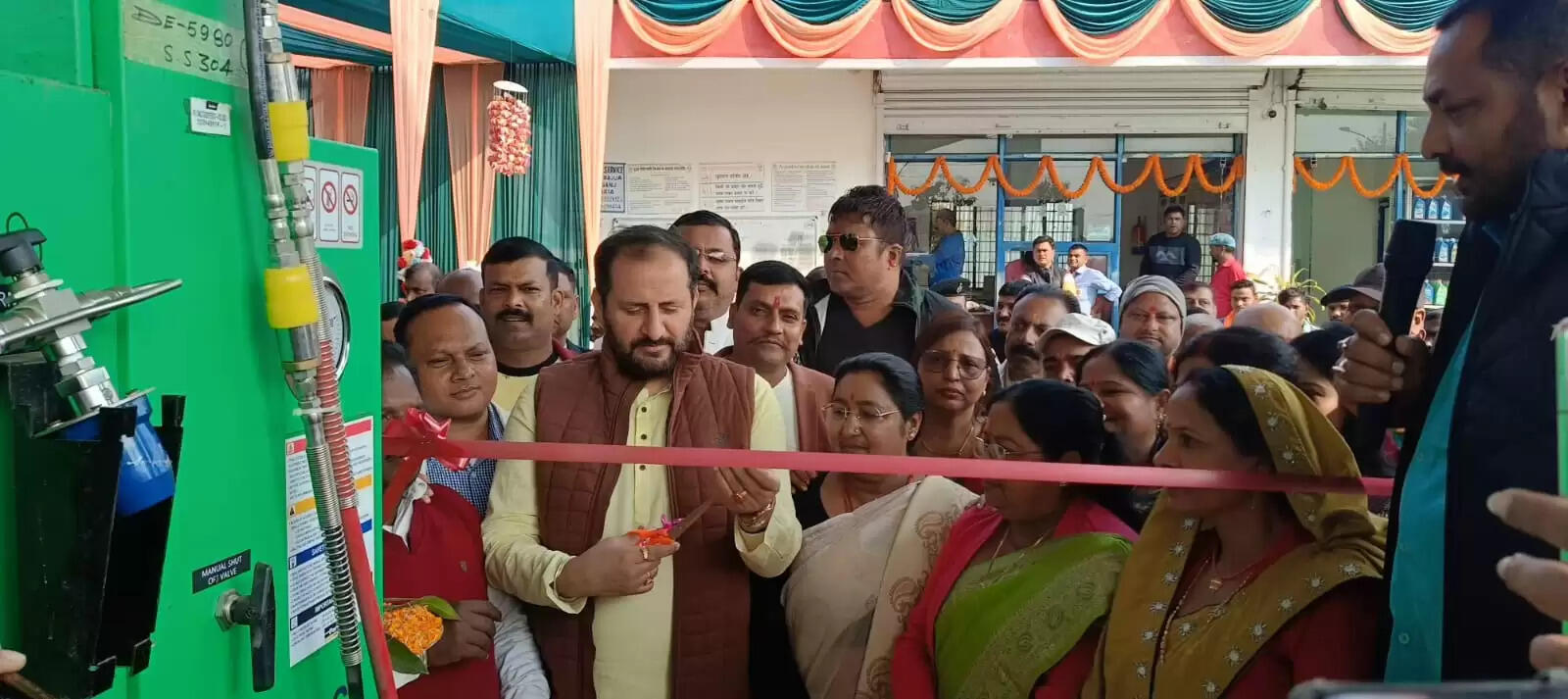 पीएचईडी मंत्री नीरज कुमार बबलू ने डीएस पेट्रोल पंप में पहला सीएनजी स्टेशन का किया उद्घाटन