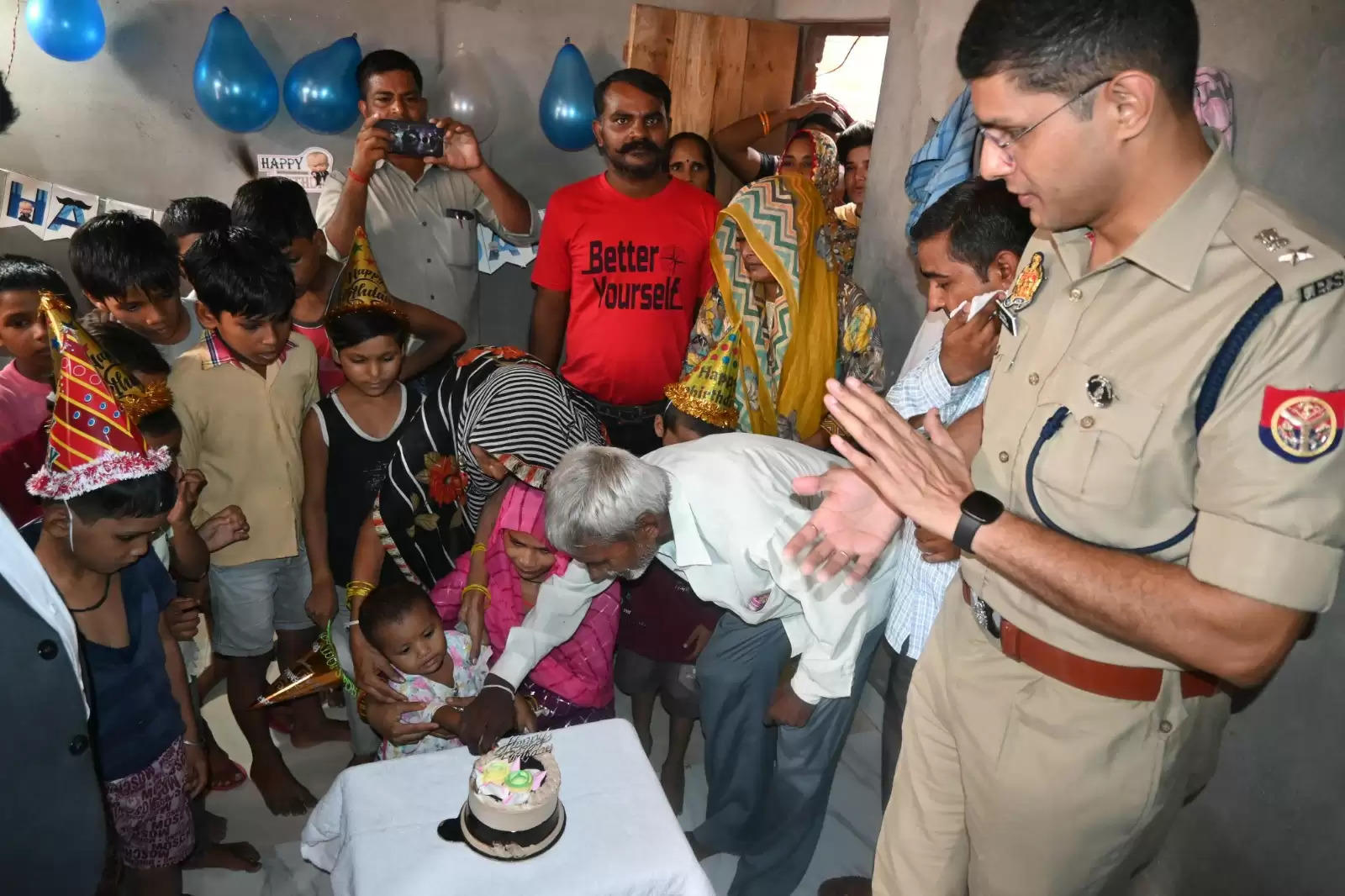 जेल में मृत बंदी आकाश के घर पहुंचे एसएसपी, बच्ची का जन्मदिन मना कर दिया सुरक्षा का भरोसा