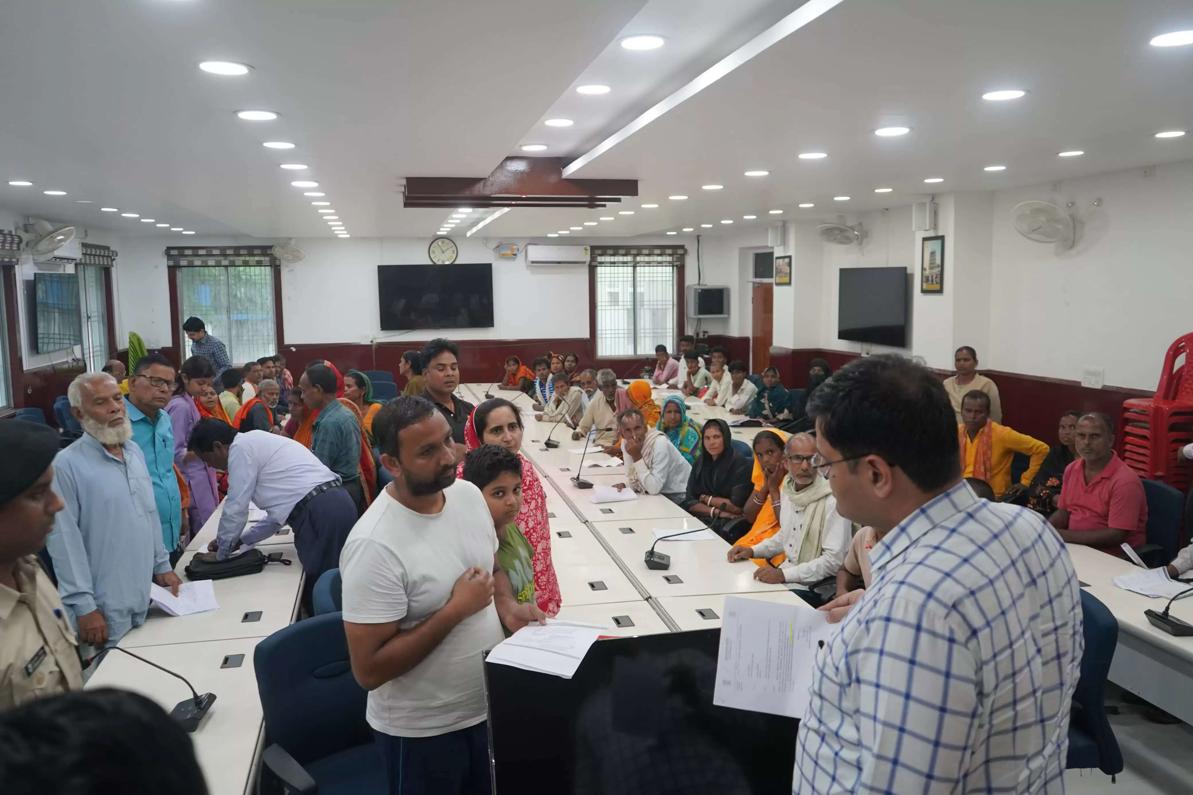 डीएम जनता दरबार में 38 मामलों पर सुनवाई