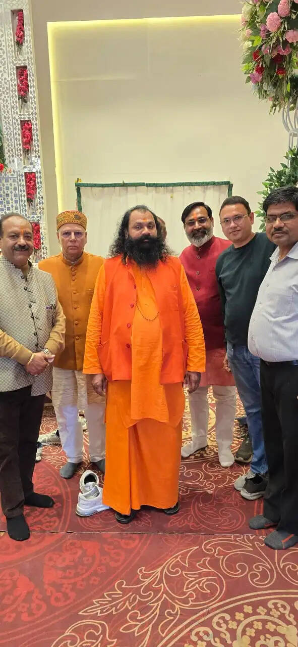 प्राचीन अवधूत मंडल आश्रम में फूलों की होली की मची धूम