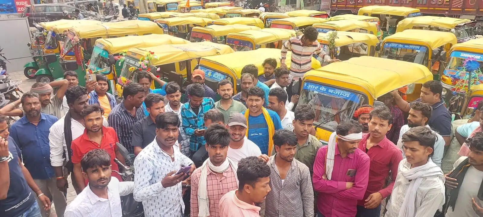 गैस की किल्लत के बीच वित्तीय सहायता से निकाले गए सैकड़ों ऑटो के साथ ड्राईवर ने किया प्रदर्शन