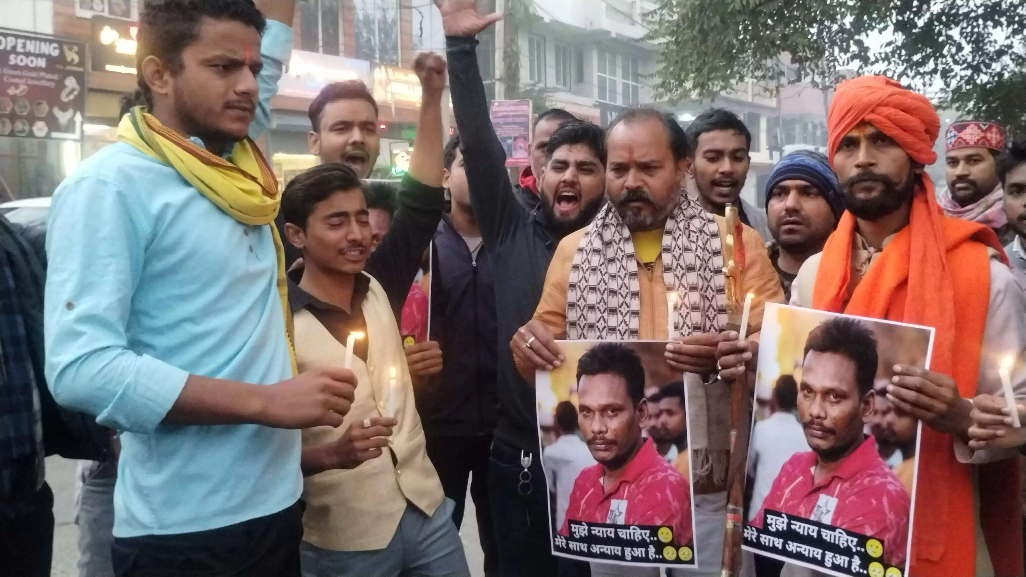 हिन्दुओ पर हो रहे अत्याचार के विरोध में कैंडल मार्च निकाल बांग्ला देश सरकार का पुतला फूंका