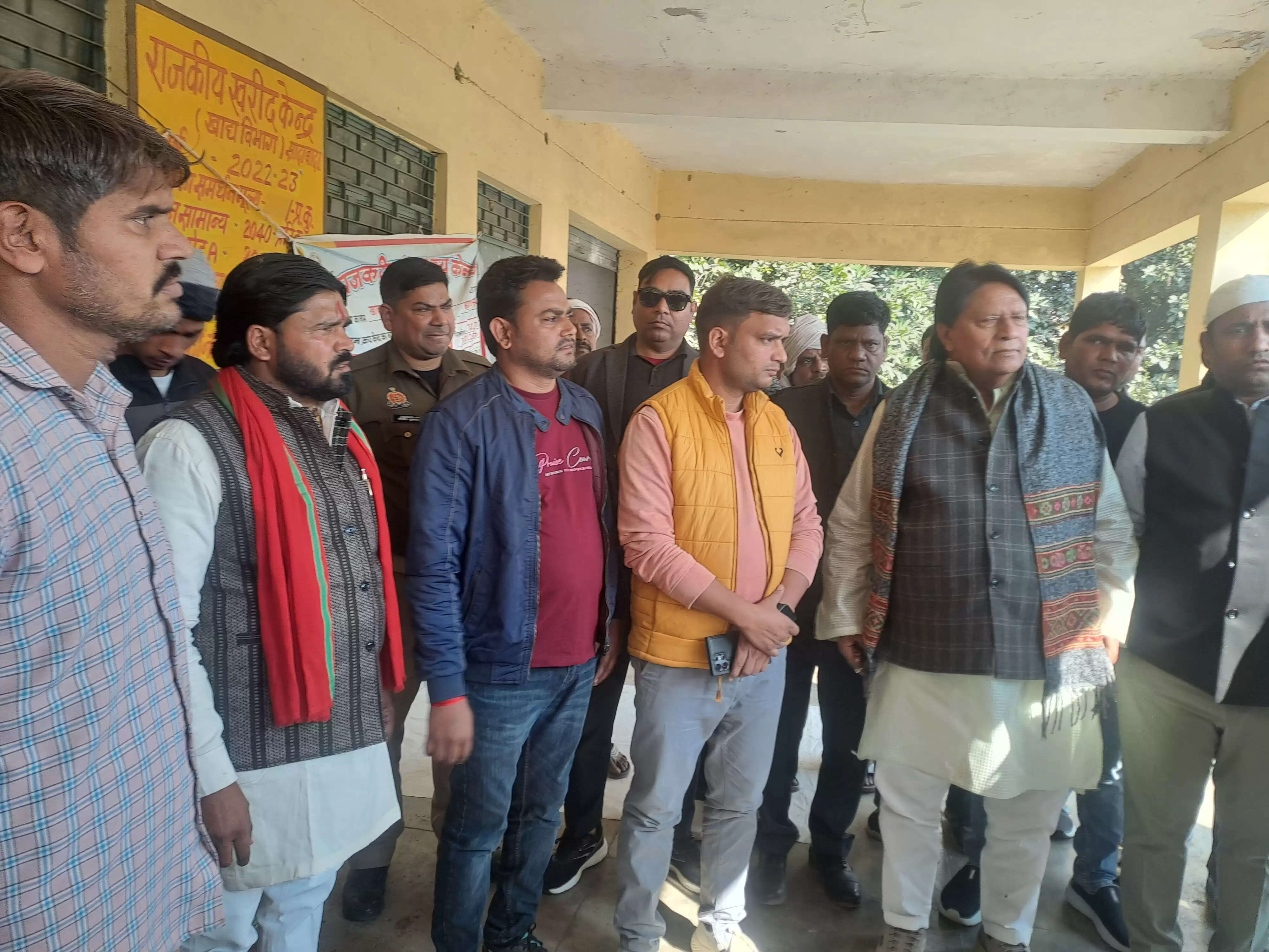 सपा सांसद रामजीलाल ने बाजरा खरीद केंद्र का लिया जायजा, किसानों का दर्द सुना