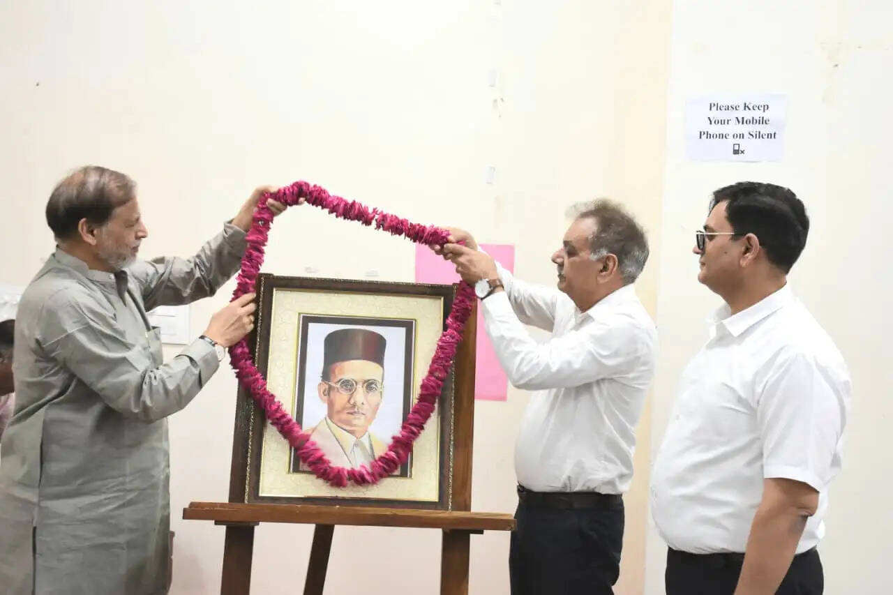 वीर सावरकर त्याग, साहस और समर्पण के जीवंत प्रतीक थे- प्रो आनंद भालेराव