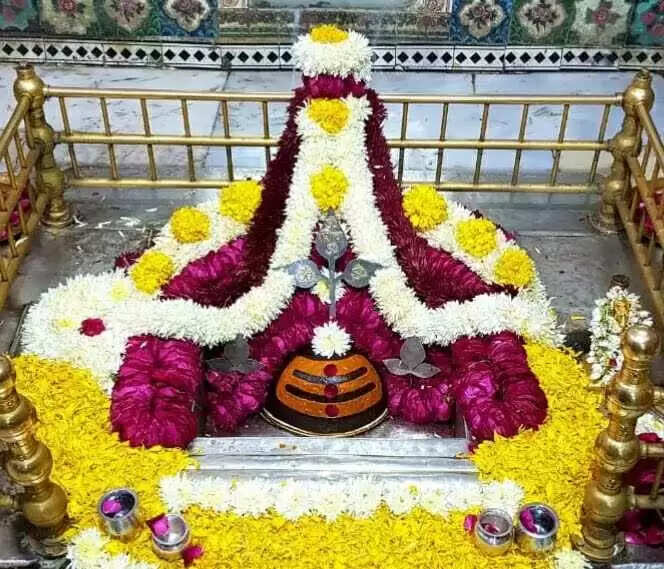 साल के अंतिम बुध प्रदोष पर शिवालयों में सजी झांकी