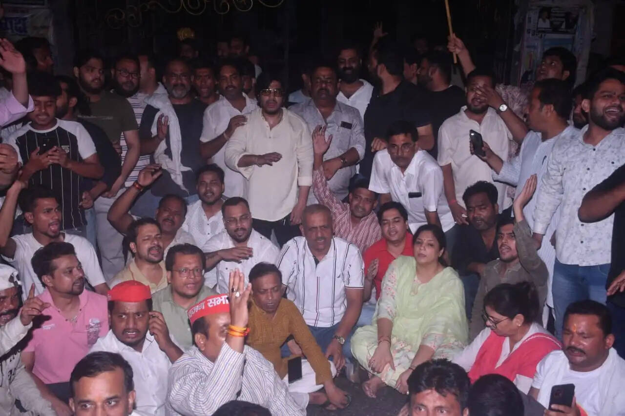 दिल्ली में अखिलेश यादव को पुलिस हिरासत में लेने से उप्र में सपा कार्यकर्ताओं ने किया विरोध प्रदर्शन
