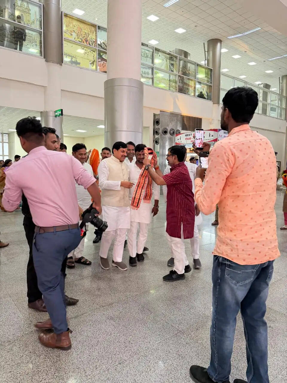 मध्य प्रदेश के मुख्यमंत्री डॉ. मोहन यादव वाराणसी पहुंचे,एयरपोर्ट पर गर्मजोशी से स्वागत