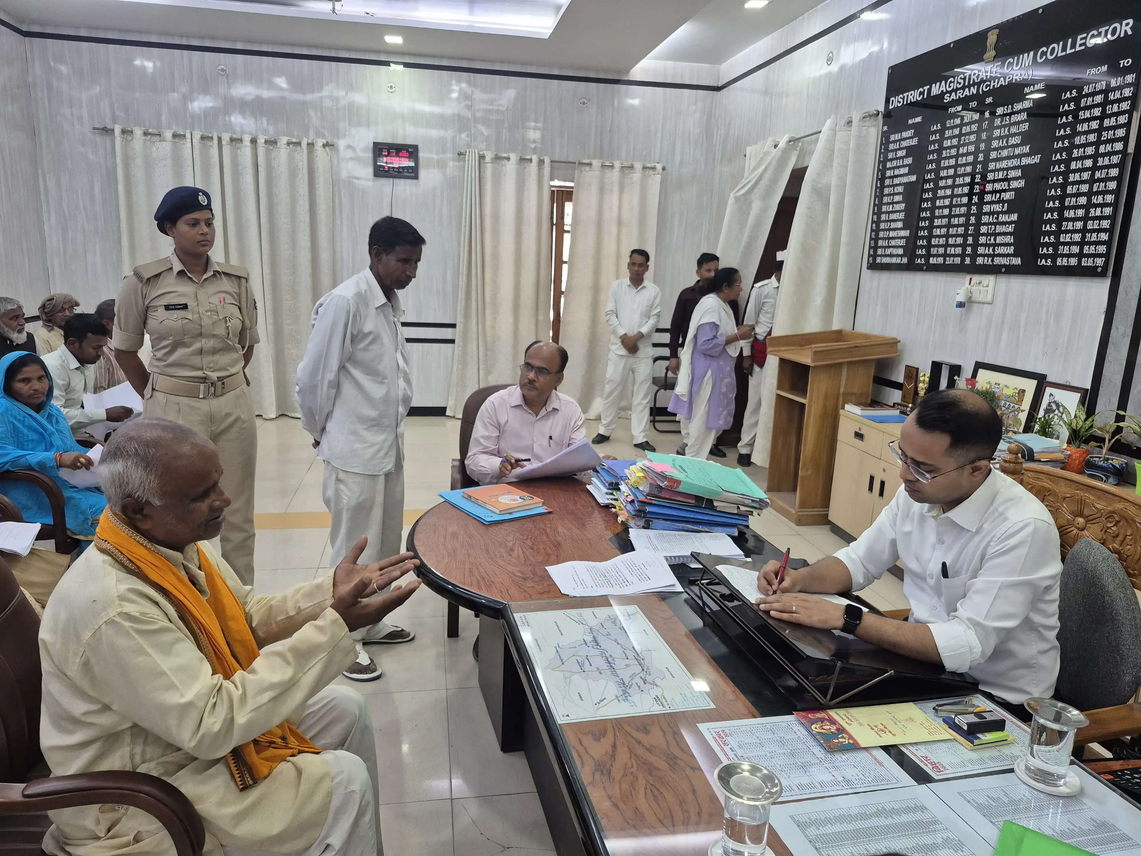 जिलाधिकारी ने जनता दरबार में 52 फरियादियों की सुनी समस्या
