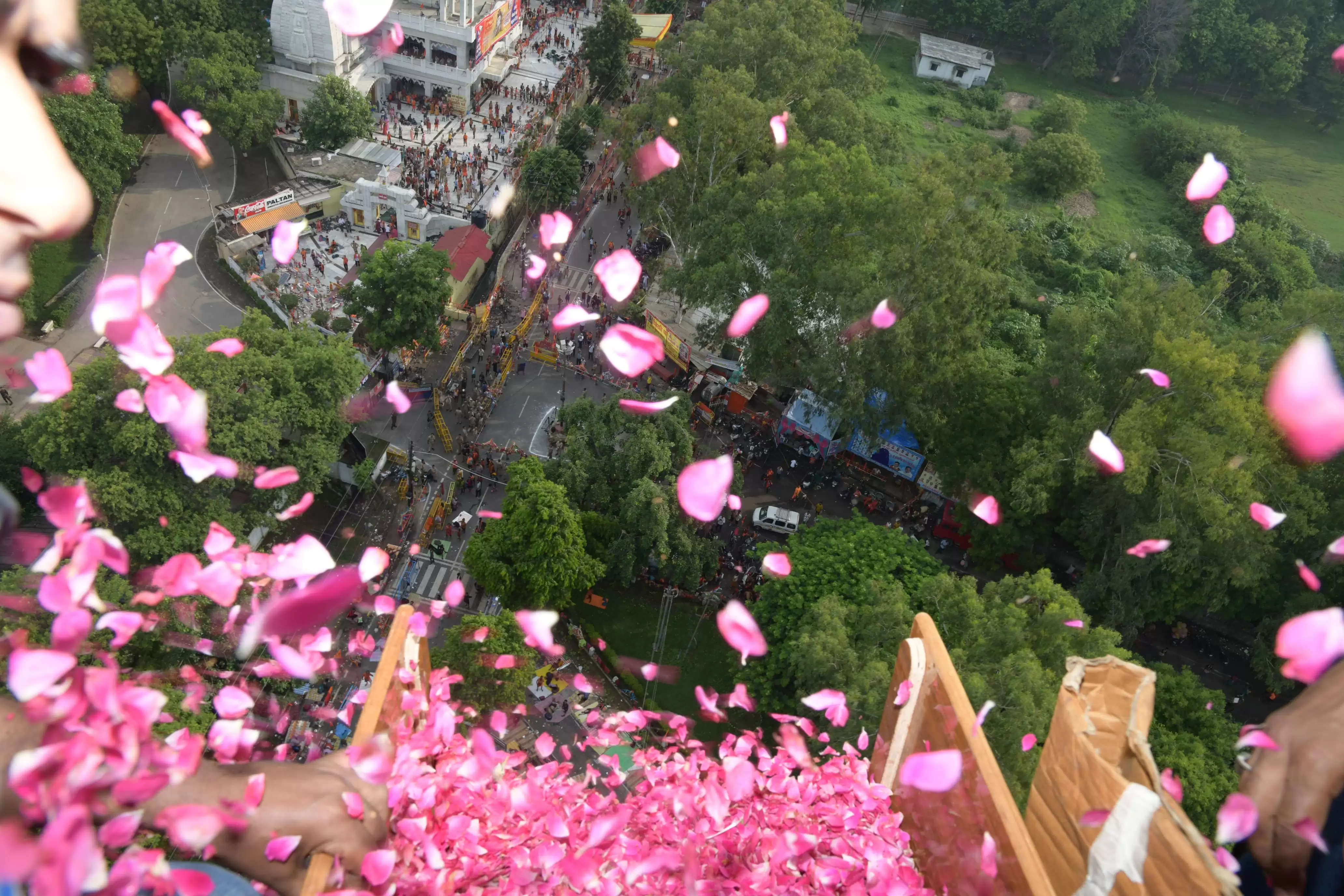 मंडलायुक्त और आईजी ने औघड़नाथ मंदिर और कांवड़ियों पर की पुष्पवर्षा