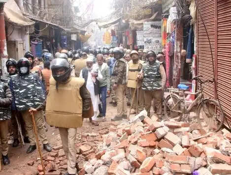 दालमंडी में दुकानदारों से मिलने जाने वाले सपा नेताओं को किया गया नजरबंद