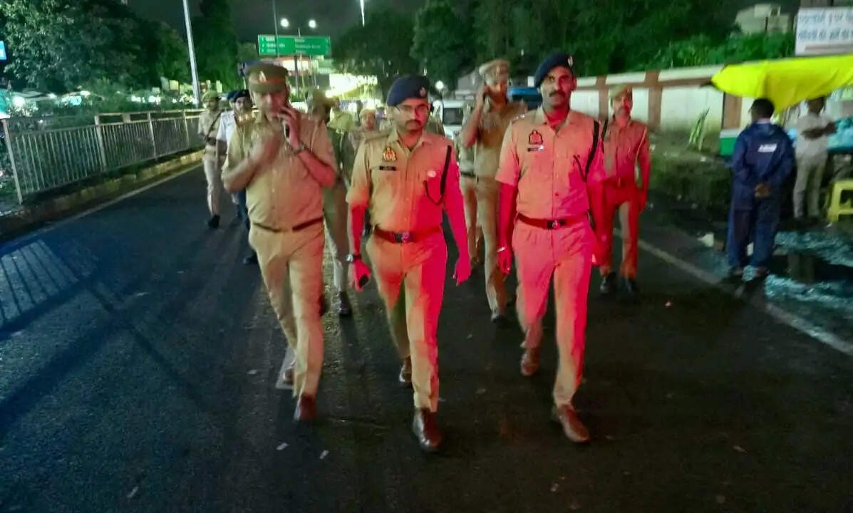 यातायात व्यवस्था को सुचारू बनाने सड़क पर उतरे पुलिस अधिकारी