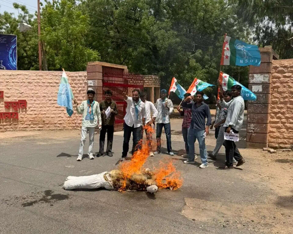 एमबीएम यूनिवर्सिटी में अनियमितताओं के विरोध में प्रदर्शन