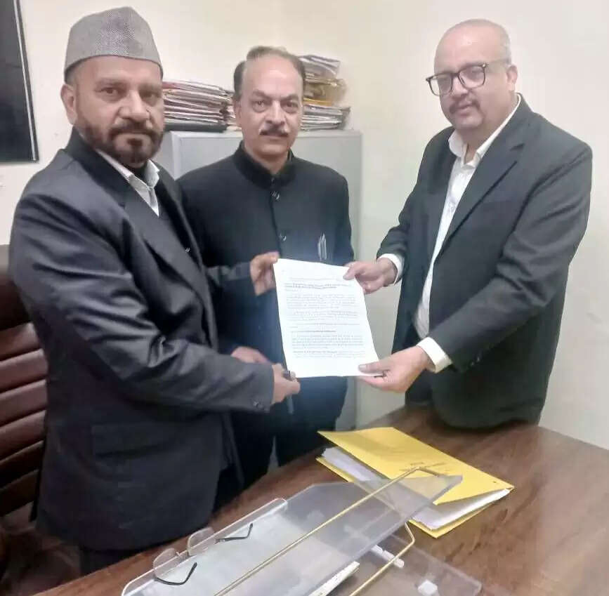 तीन सूत्रीय मांगों को लेकर को सौंपा ज्ञापन