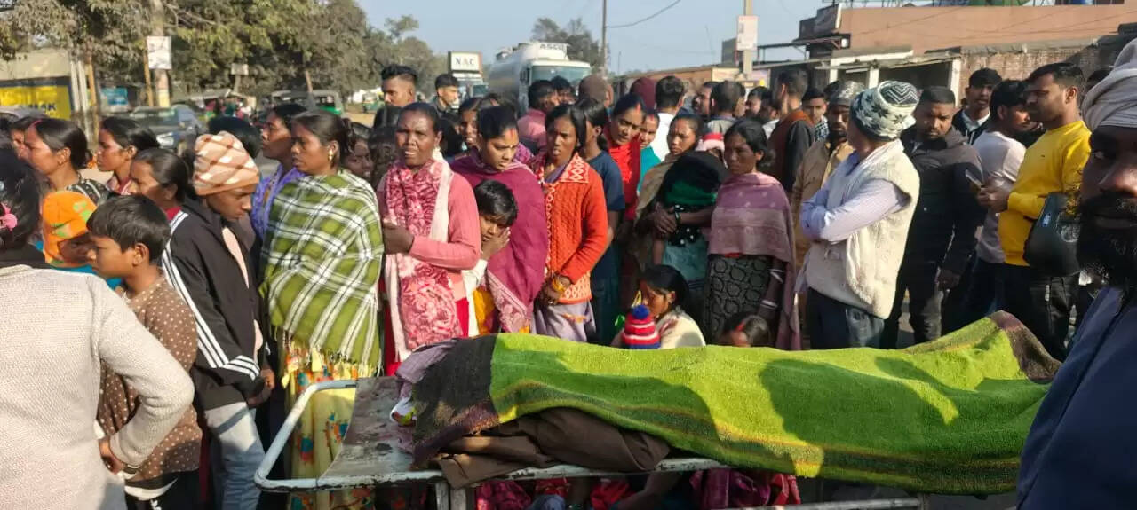 बाइक सवार एक युवक की सड़क दुर्घटना में मौत, परिजनों ने किया सड़क जाम