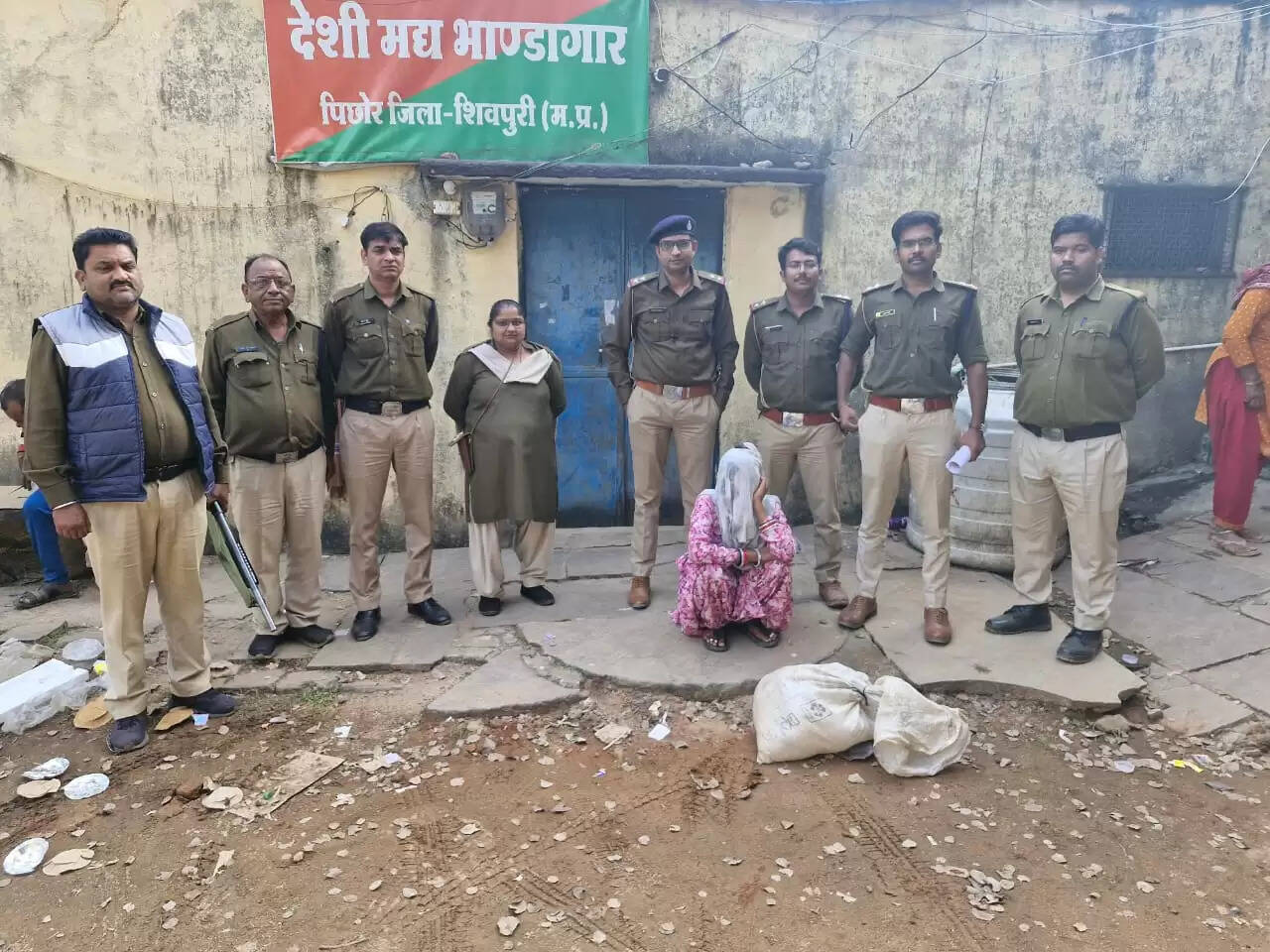 शिवपुरीः महुअर नदी किनारे के किनारे दी दबिश, 15 लीटर जहरीली हाथ भट्टी शराब के साथ आरोपी गिरफ्तार