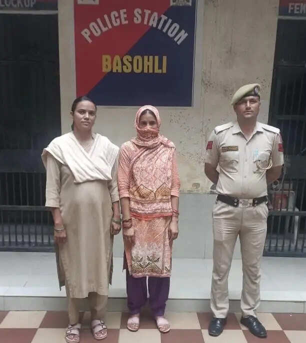 2017 से फरार महिला आरोपी बसोहली से गिरफ्तार